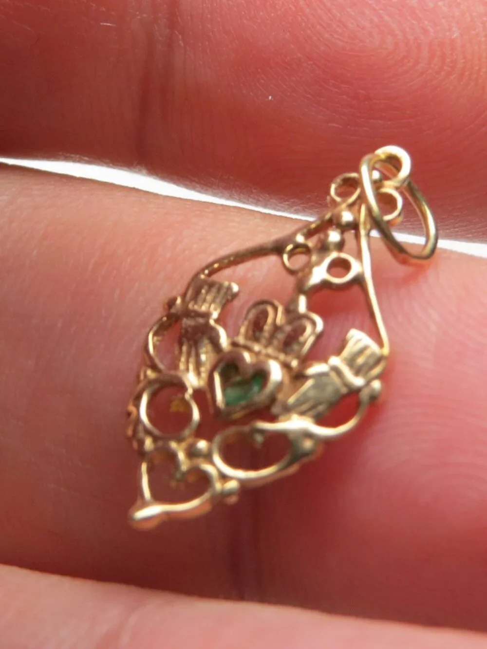 14k Emerald Irish hand Pendent